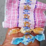 Anche se non sono del tutto scomparse: c�� chi le produce ancora. Tra le fabbriche di fruttini ci sono la pasticceria genovese Mangini (che li smercia avvolti da carte disegnate con tre orsetti)... 